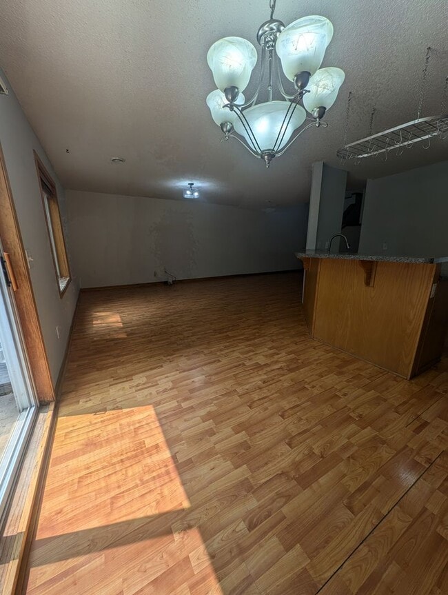 Building Photo - Updated 3BR Townhome in Eagan – Close to S...