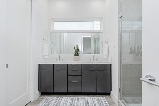 Building Photo - 1131 W 17th St