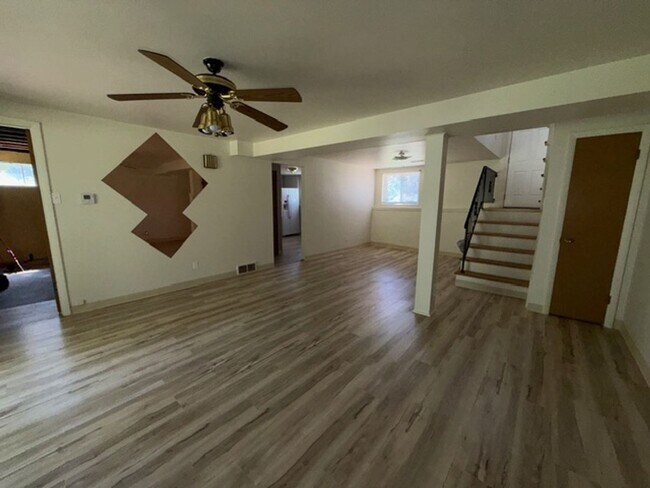 Building Photo - Well-Maintained Split-Level Home in Webster Groves, MO — Spacious & Family-Friendly