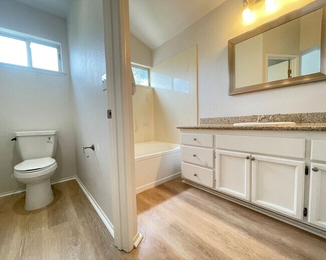 Building Photo - Beautiful 3 Bed 2.5 Bath Home with SOLAR i...