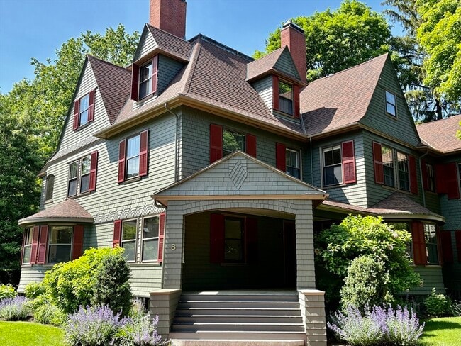 Primary Photo - 8 Traill St