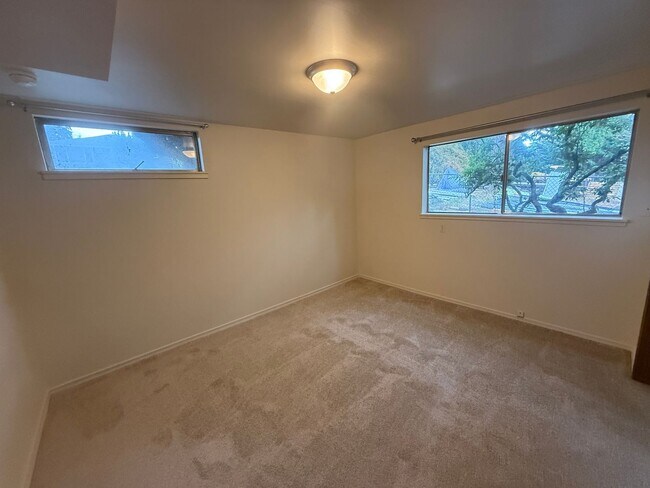 Building Photo - Lovely and Warm Home in Edmonds Available Now