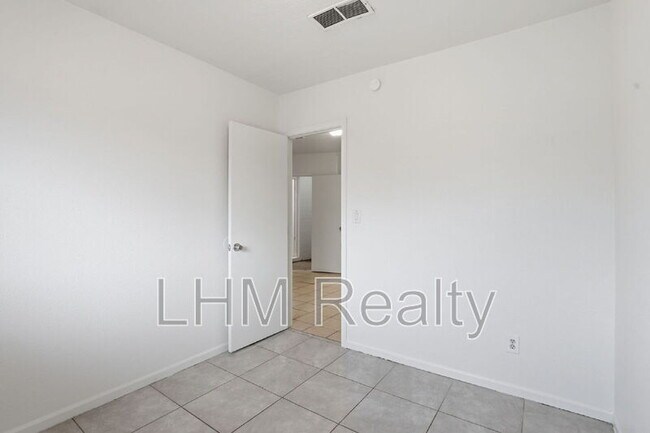 Building Photo - 5321 W Lewis Ave