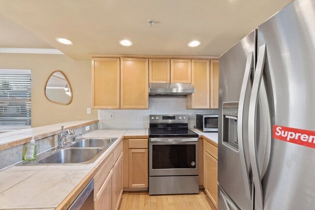 Building Photo - Well-appointed 3-Bedroom Townhome Near Downtown Kenmore & Bothell