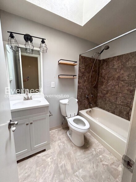Building Photo - 5550 Lantana Cir