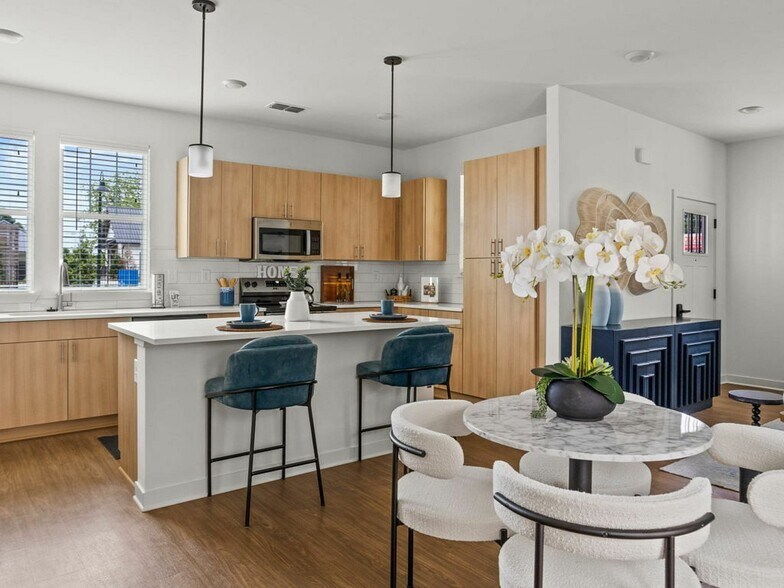 Building Photo - LEO at Cypress Creek