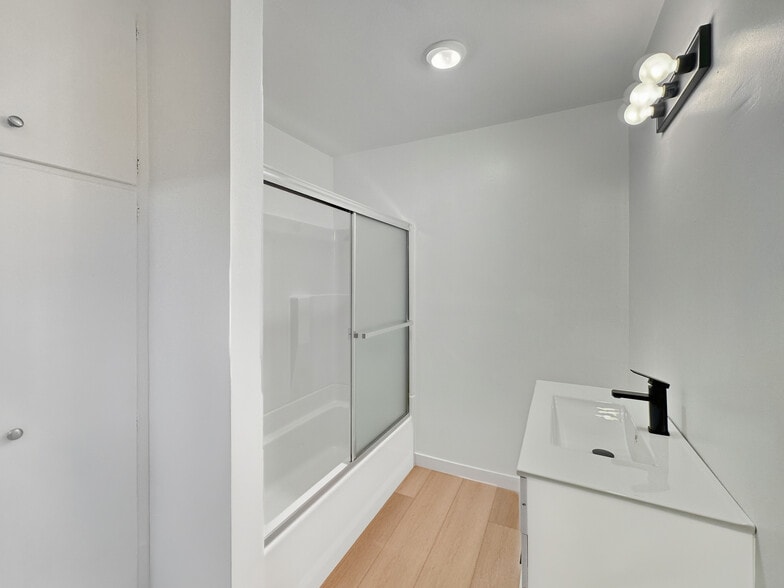 Upstairs Bathroom - 727 E Tujunga Ave