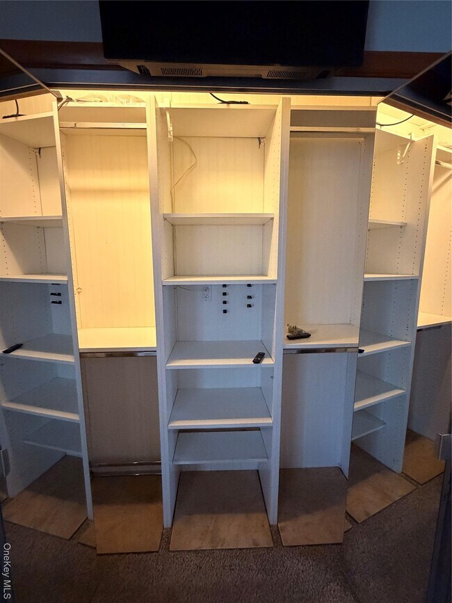 Building Photo - 12 Elves Ln