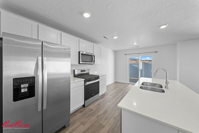 Building Photo - Beautiful 3 Bed Townhome with Amazing Amenities! 6 Month Lease