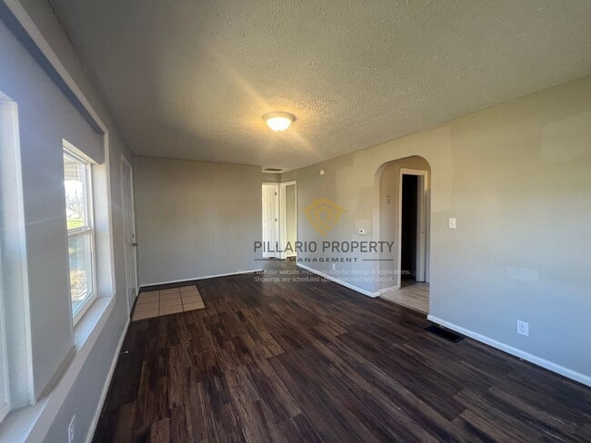 Building Photo - Updated 2 Bedroom 1 Bathroom near Forest M...