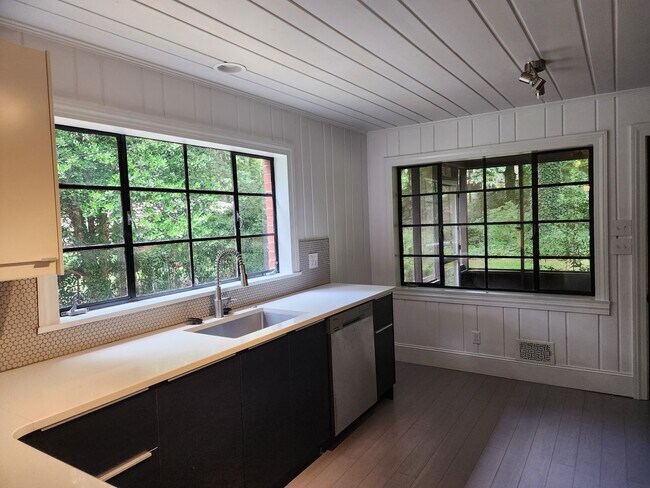 Building Photo - Ranch Home in Newton