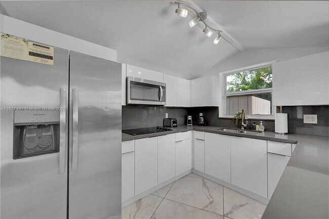 Building Photo - 15 NE 95th St