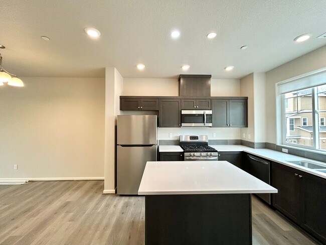Building Photo - Stunning 2 Bed, 2.5 Bath Craftsman Townhome with Community Amenities!