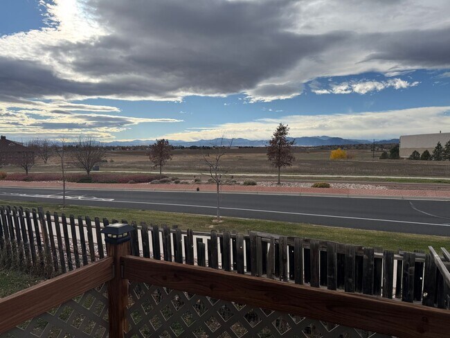 Building Photo - 4 bedroom, 2 bath home with 2 car garage, ...