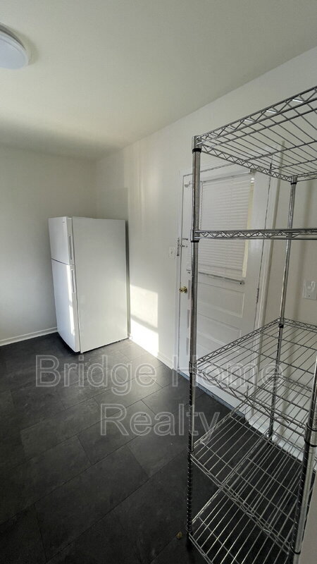 Building Photo - 319 N Balph Ave
