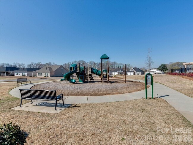Building Photo - 4009 Woodland View Dr
