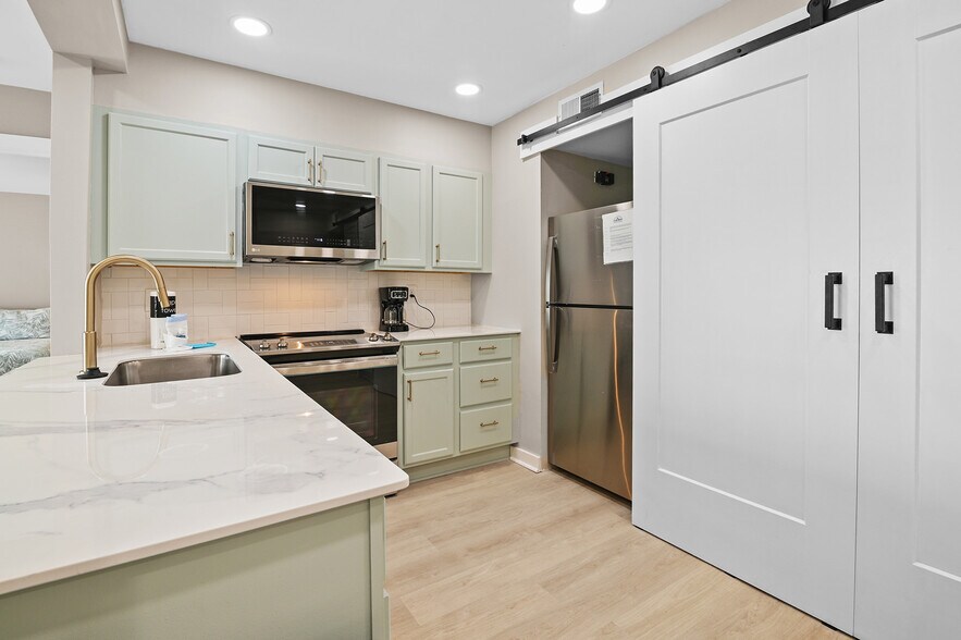 Building Photo - 9661 Shore Dr