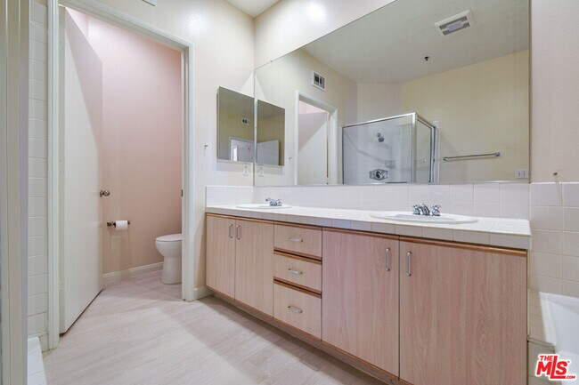 Building Photo - 5350 White Oak Ave