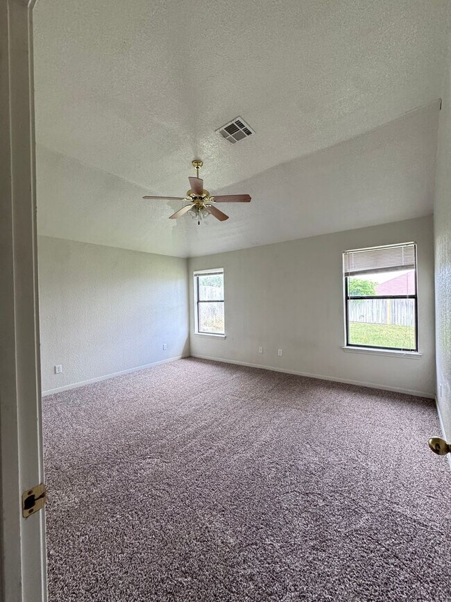 Building Photo - 5603 Golden Dr