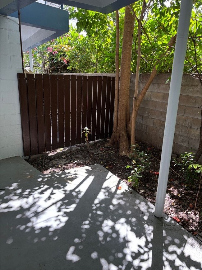 Building Photo - Moiliili/University - Date St - 3 Bdrm/1.5...
