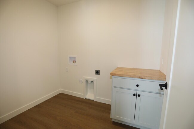 Building Photo - 4400 Kingston Heath Dr