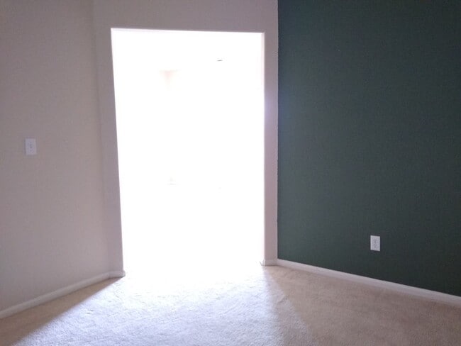 Building Photo - Super Fly 1 Bedroom with Large Study, 1 1/...