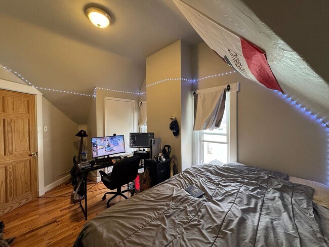 Building Photo - 26 Conklin St