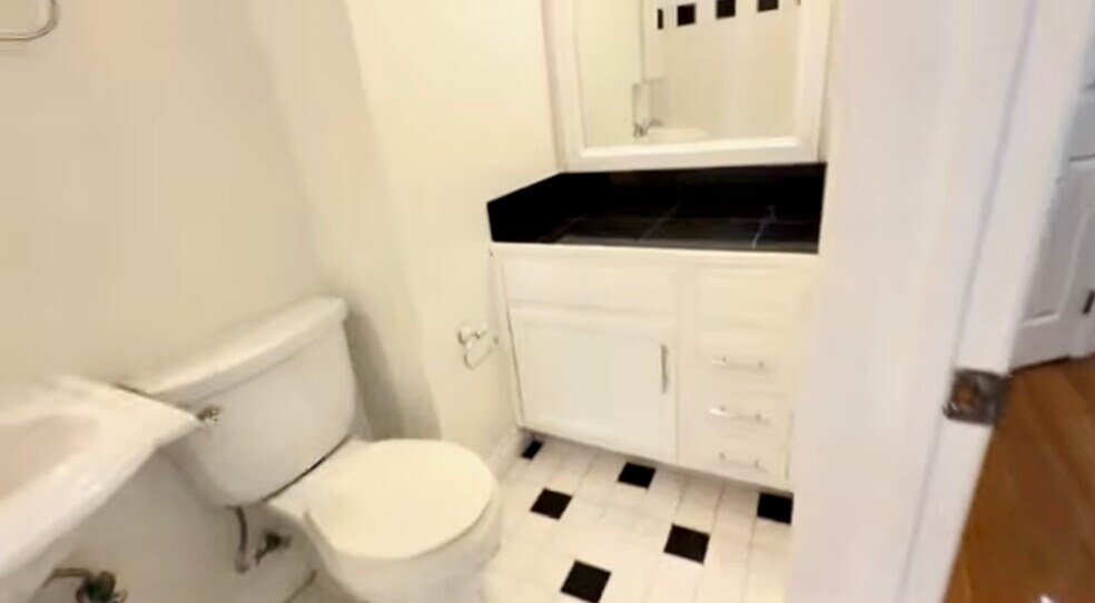 Building Photo - 422 N Spaulding Ave