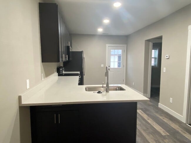 Building Photo - Beautifully remodeled 2 bed 1 bath unit in...