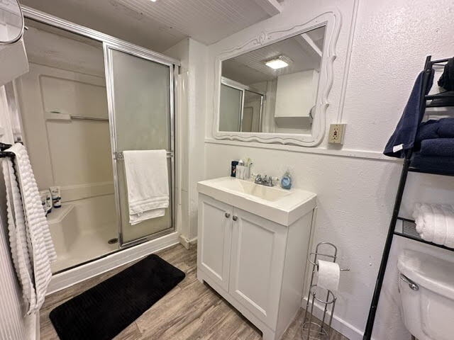 Building Photo - "Charming & Cozy 2-Bedroom Duplex in Prime Moscow Location – 800 Sq Ft of Comfort!"