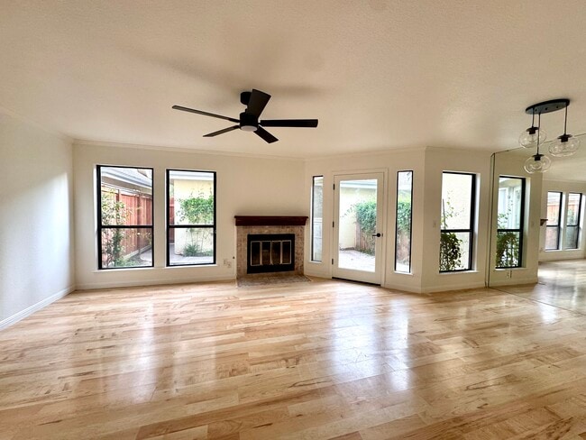 Building Photo - 983 E Foxhill Dr