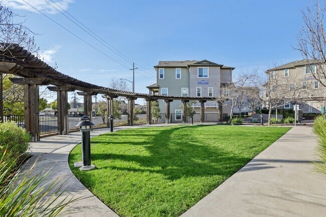 Building Photo - Beautiful Corner-Unit Townhome Near Downtown – 4 Bed | 3 baths