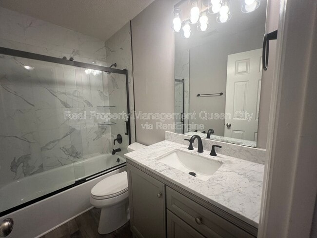 Building Photo - 3910 Armitage Dr