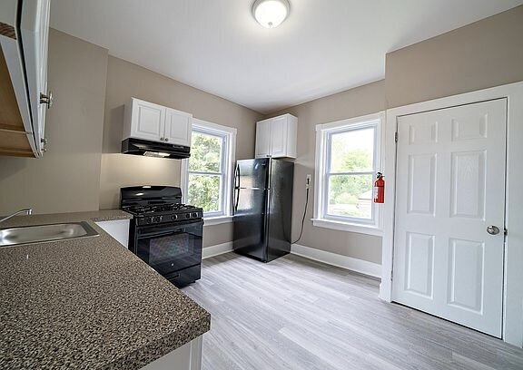 Building Photo - "Charming 3-Bedroom Haven with Elegant Gra...