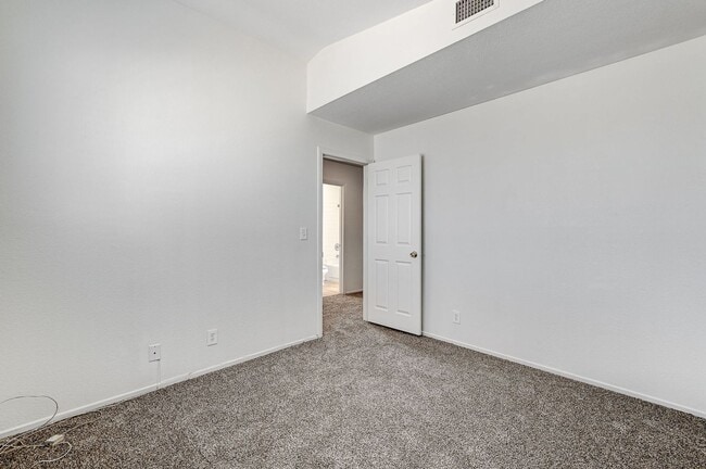 Building Photo - Spacious Henderson Four Bedroom!