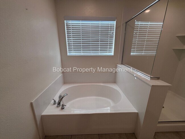 Building Photo - Large Home in Dayton with Mother In Law Quarters