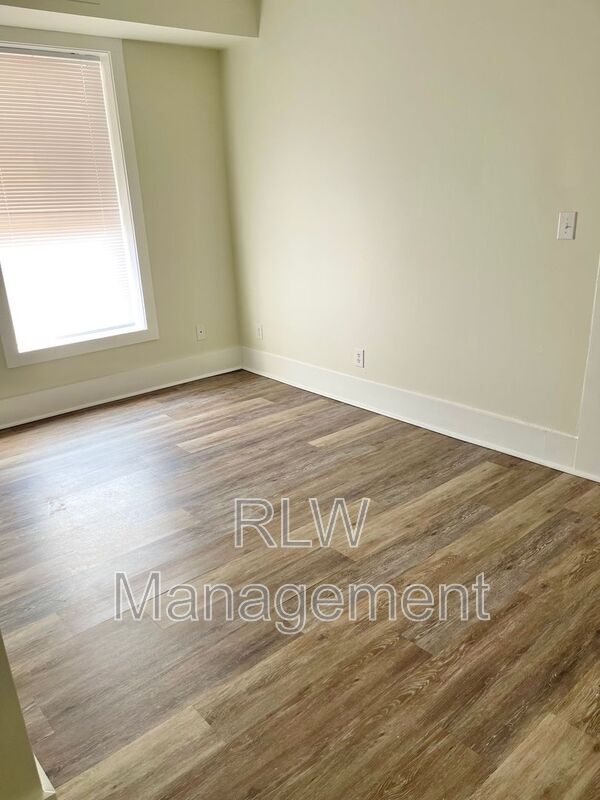 Building Photo - 11 N Central Ave