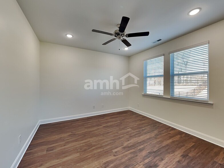 Building Photo - 5500A Farm Pond Ln