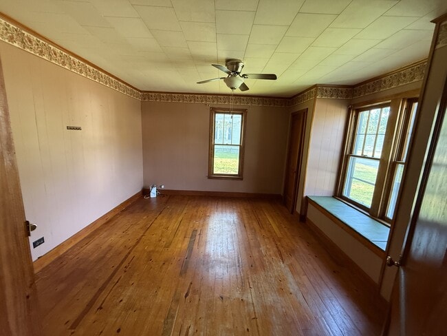 Building Photo - 347 S Cedar St