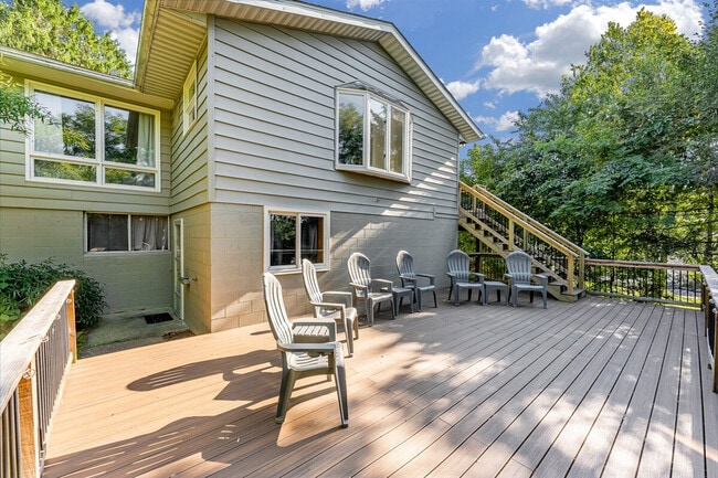 Building Photo - 521 Woodhaven Dr