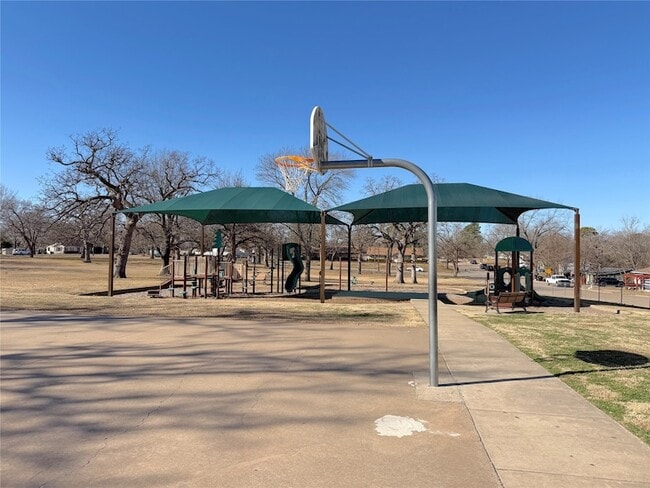 Building Photo - 1108 W Day St