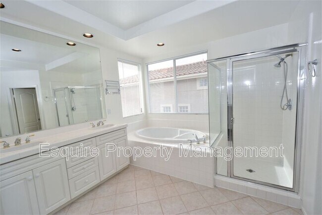 Building Photo - 2861 Golf Villa Way