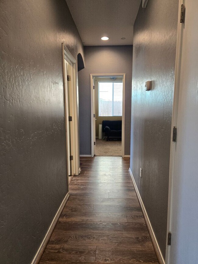 Building Photo - 4 BR 2 BA Availble Nov 18th