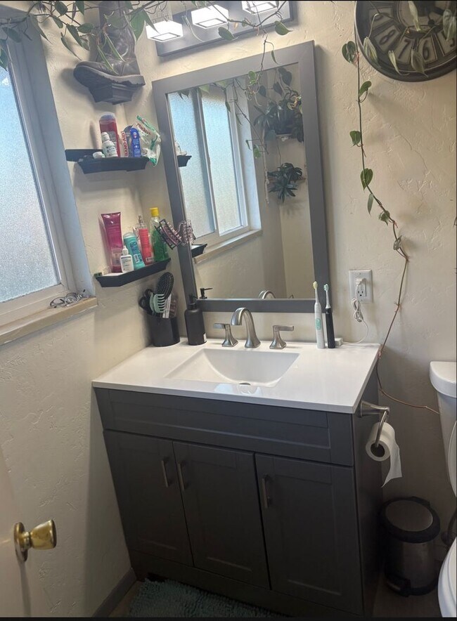 Building Photo - 4 bedroom 2 story home