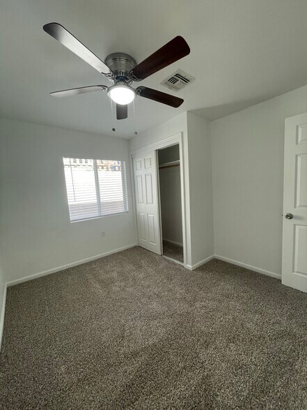 Building Photo - 1529 E Sunnyside Dr