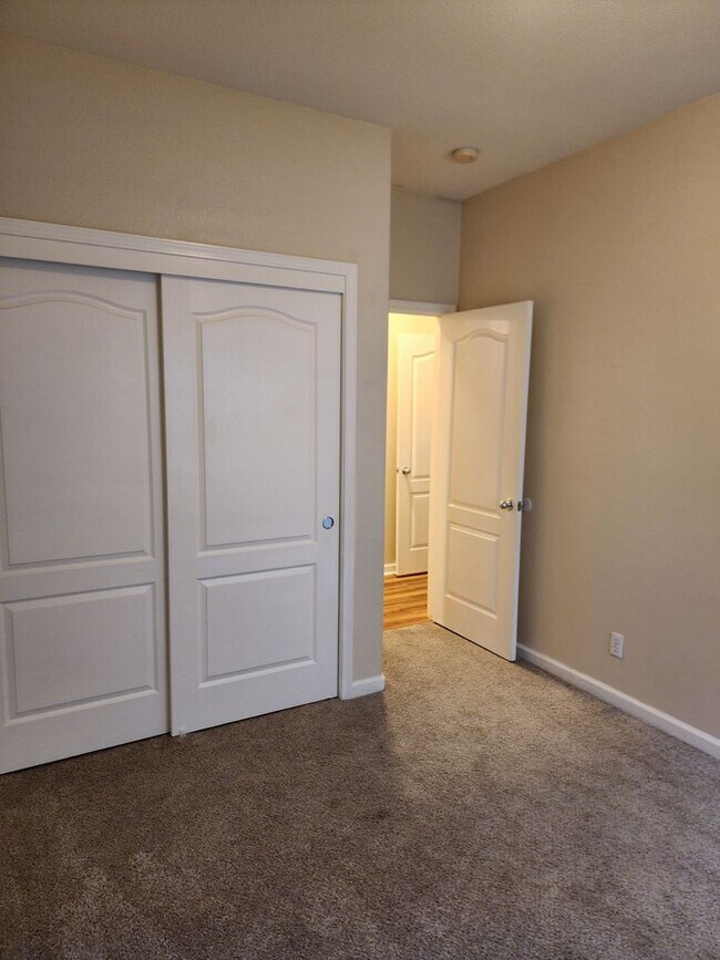 Building Photo - 4 bedroom 2 bathroom home Near Christofferson Pkwy Close to Walnut Elementary, Turlock Jr High Sc...