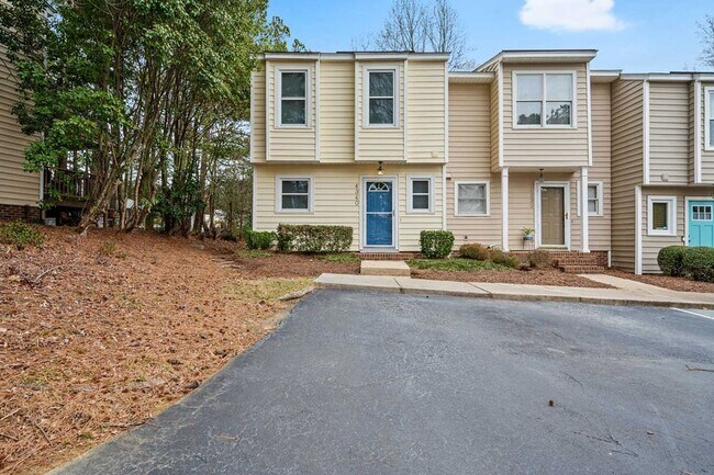 Building Photo - Convenient location