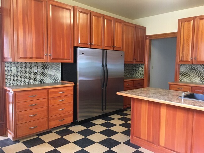 Building Photo - Northwest Gem: Spacious 4 Bedroom, 2 Bath Bungalow