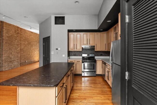 Building Photo - 1470 N Milwaukee Ave