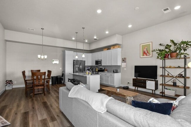 Building Photo - 6826 School House Dr